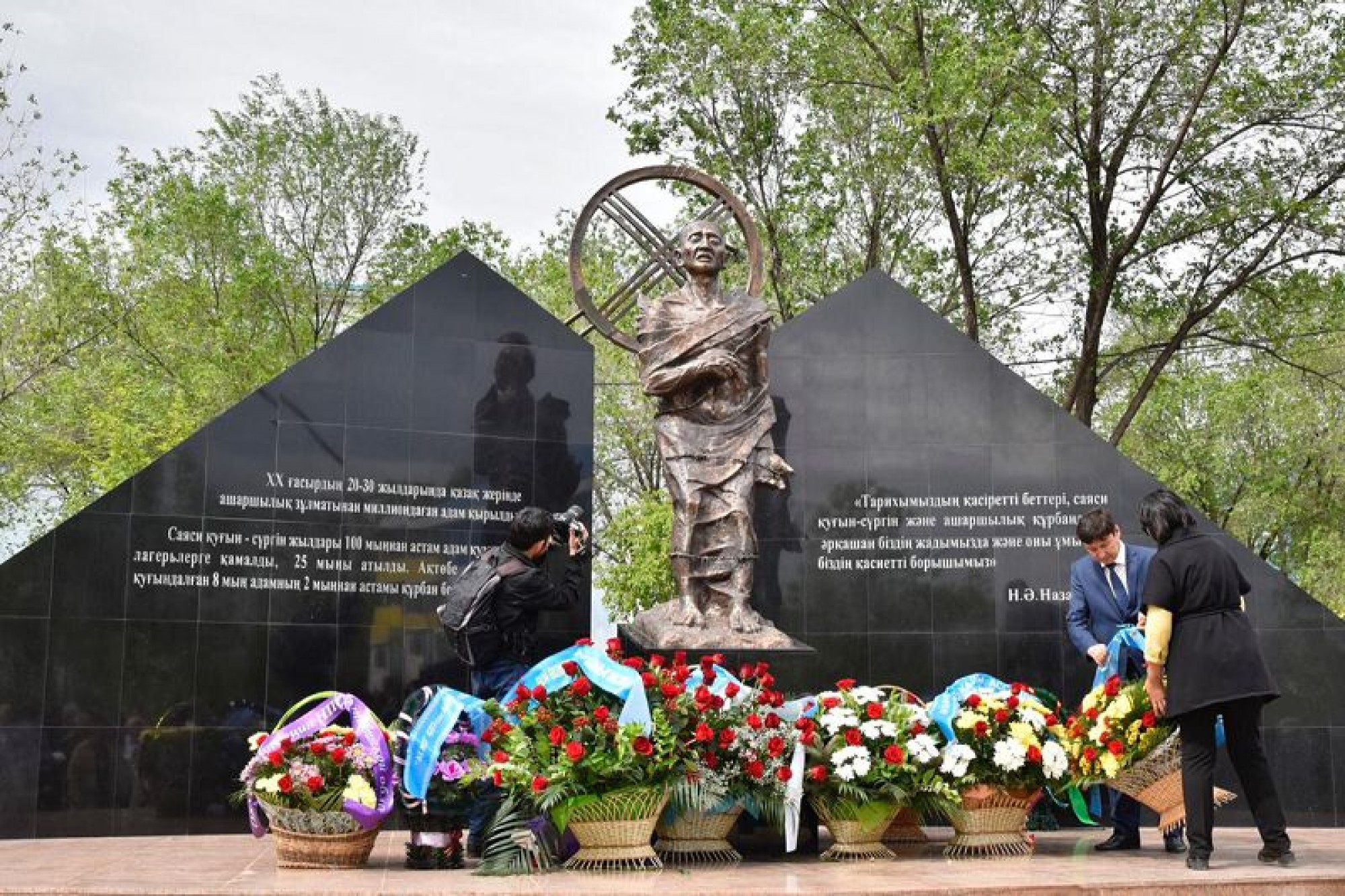 31.05.2018 ж. Саяси қуғын-сүргін мен ашаршылық құрбандарын еске алу күні Ақтөбе қ. Түйетөбенің басындағы репрессия құрбандарына арналған ескерткіш маңында гүл шоқыны салды.