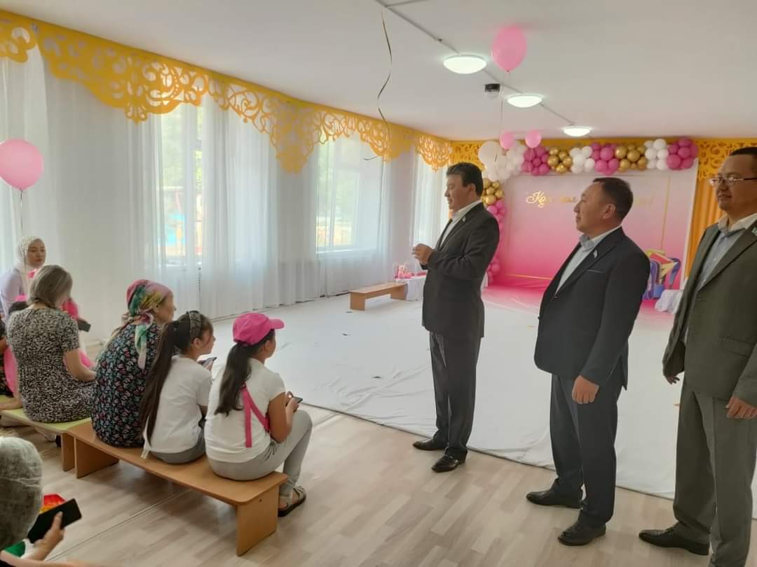 Депутат Аскарбек Усимбаев провел встречу с коллективом детского сада "Балауса", расположенного в Коргалжынском районе