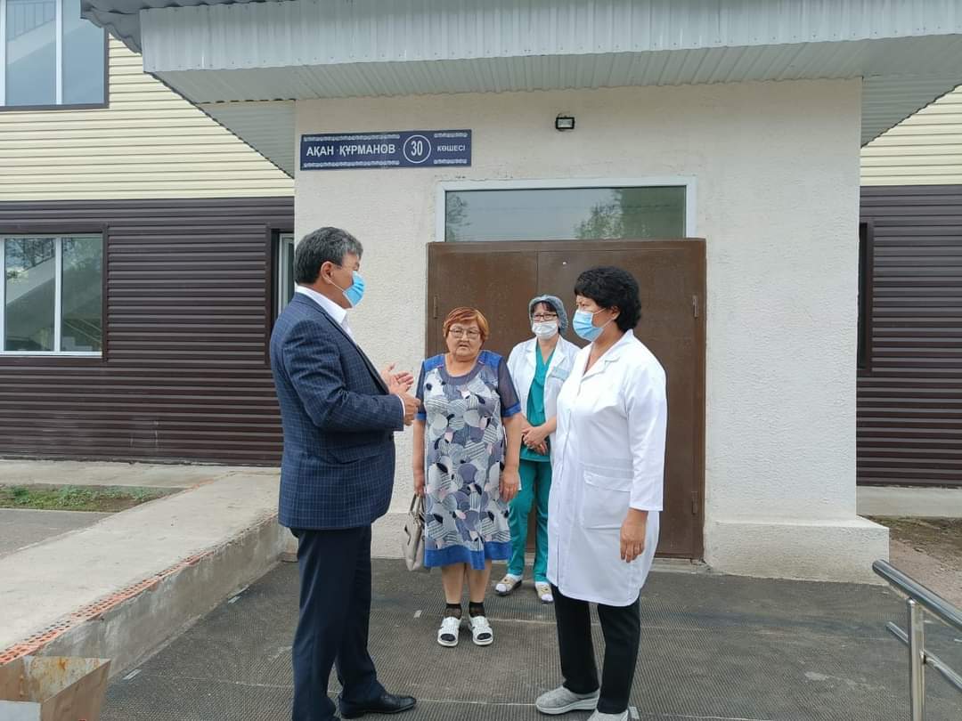 Депутат А.Уисимбаев  в Атбасарском районе посетил дом для медицинских работников