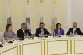 Участие во встрече с членами Национальной комиссии по делам женщин  и семейно-демографической политике при акиме области и членами Ассамблеи народа Казахстана области по разъяснению основных положений Послания Президента страны.  