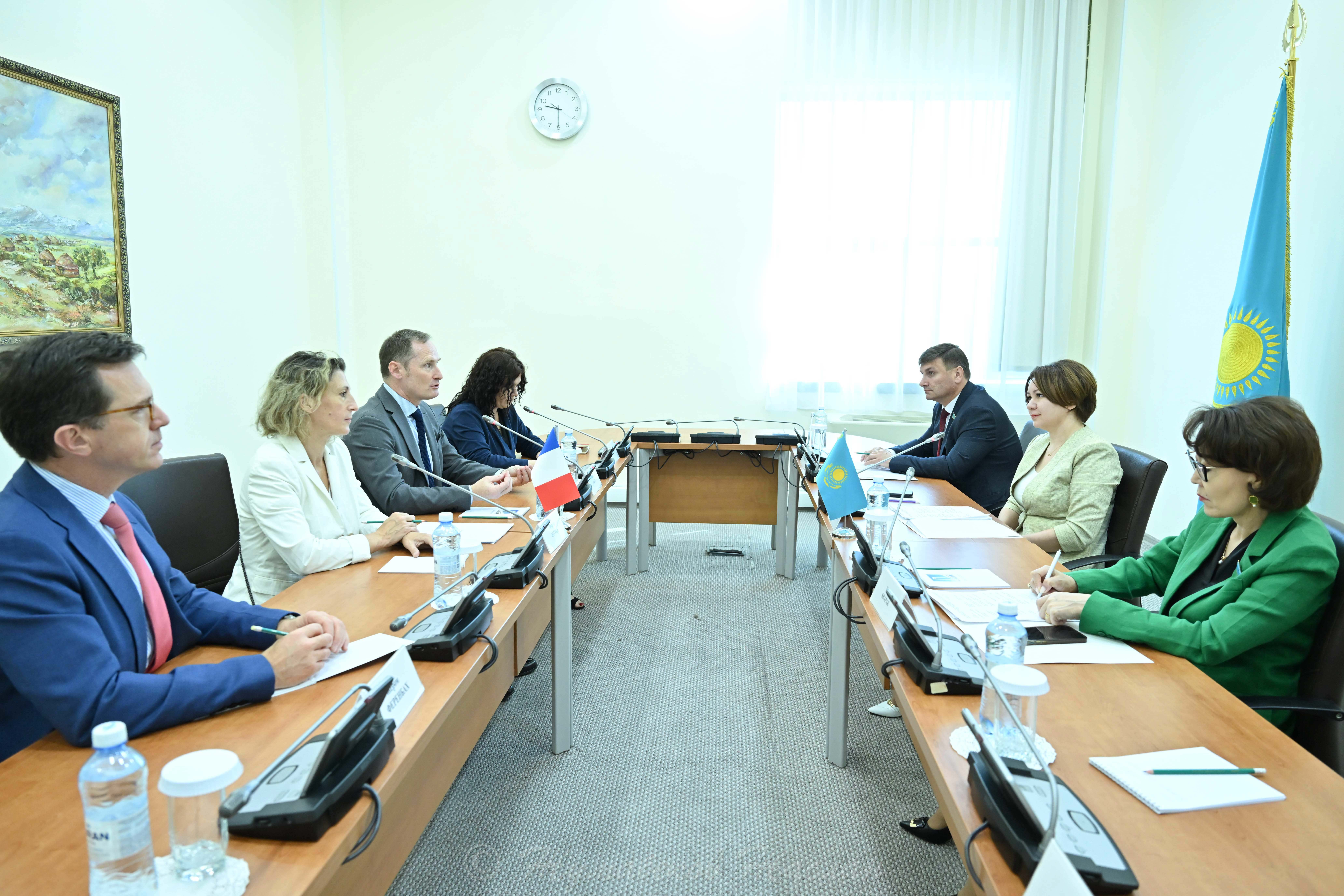 В Мажилисе обсудили сотрудничество Казахстана с Международным союзом нотариата