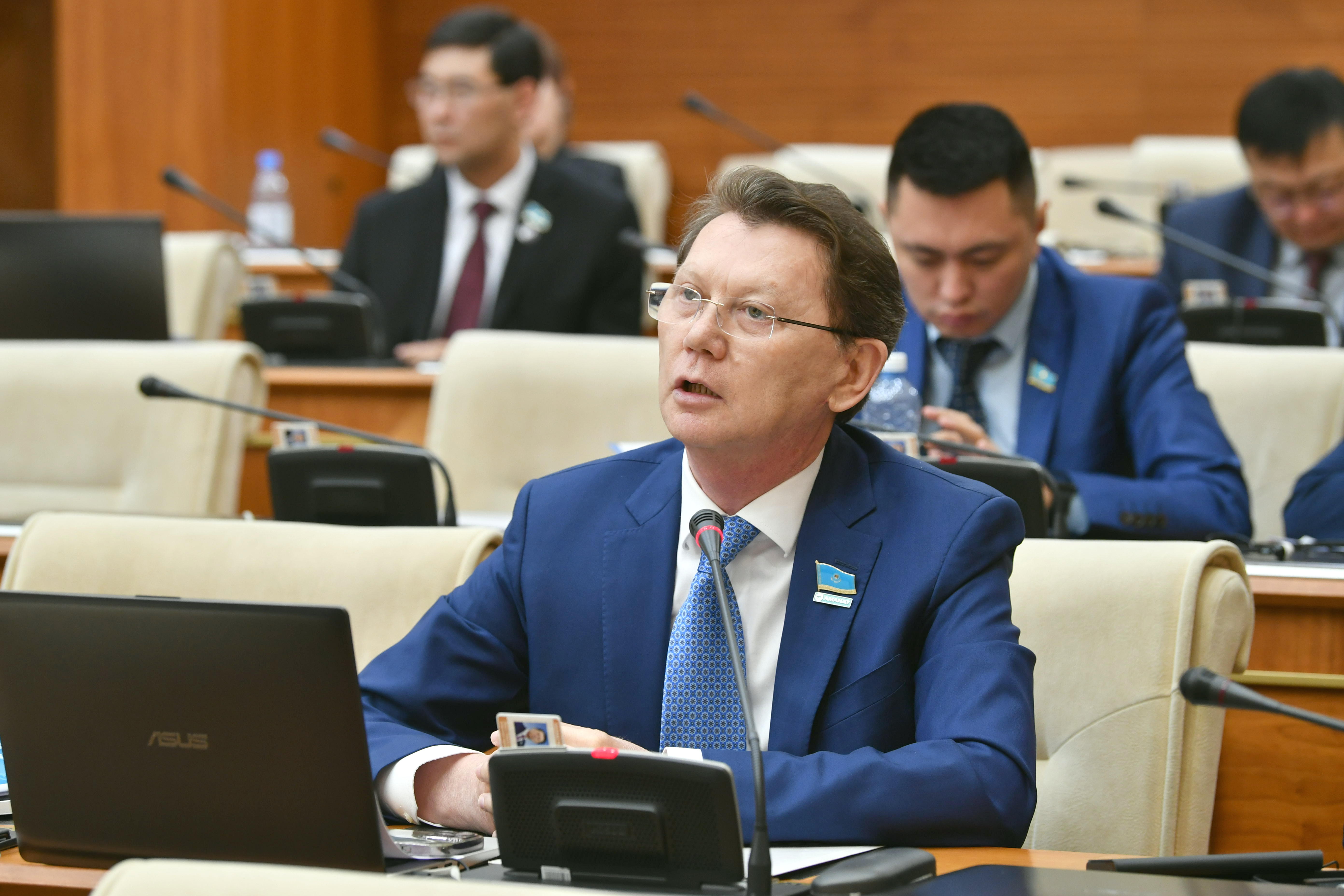 Мәжілісте халықтың шамадан тыс кредит алу мәселесін шешу жолдары қаралды