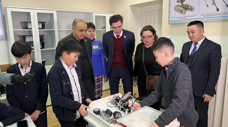 Депутаты посетили школу-гимназию в СКО