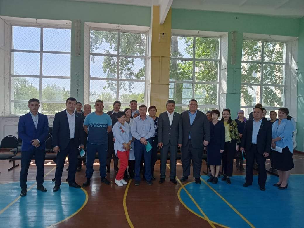 Депутат Аскарбек Усимбаев встретился с жителями села Сабынды в Коргалжынском районе по разъяснению конституционной реформы Президента .