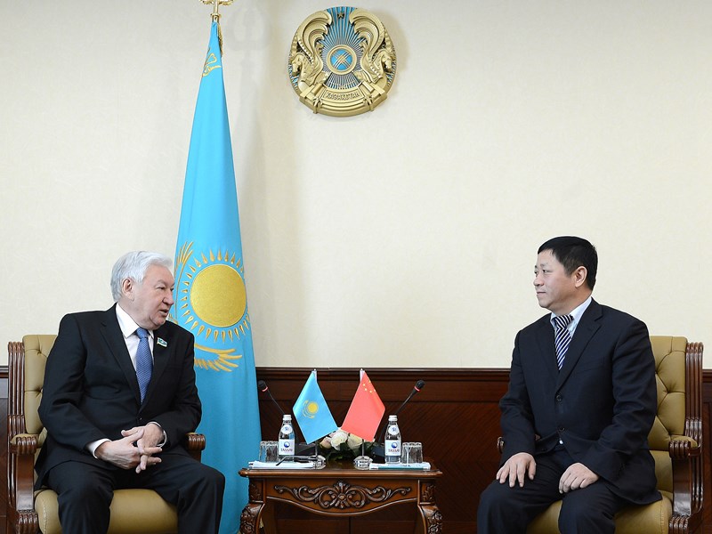 Встреча Председателя Мажилиса К.Джакупова с Чрезвычайным и Полномочным Послом Китайской Народной Республики в Казахстане Х.Чжаном