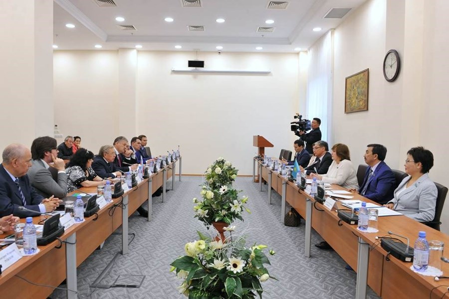 Встреча российской делегации во главе с советником президента РФ В. Яковлевым с группой казахстанских парламентариев