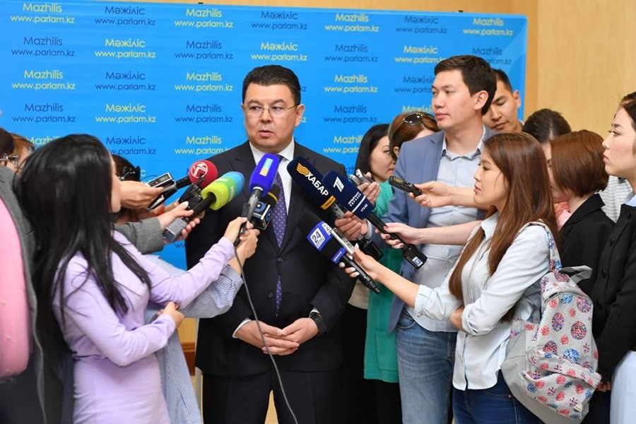 15.05.17 Депутаты обсудили вопрос «О развитии урановой промышленности»
